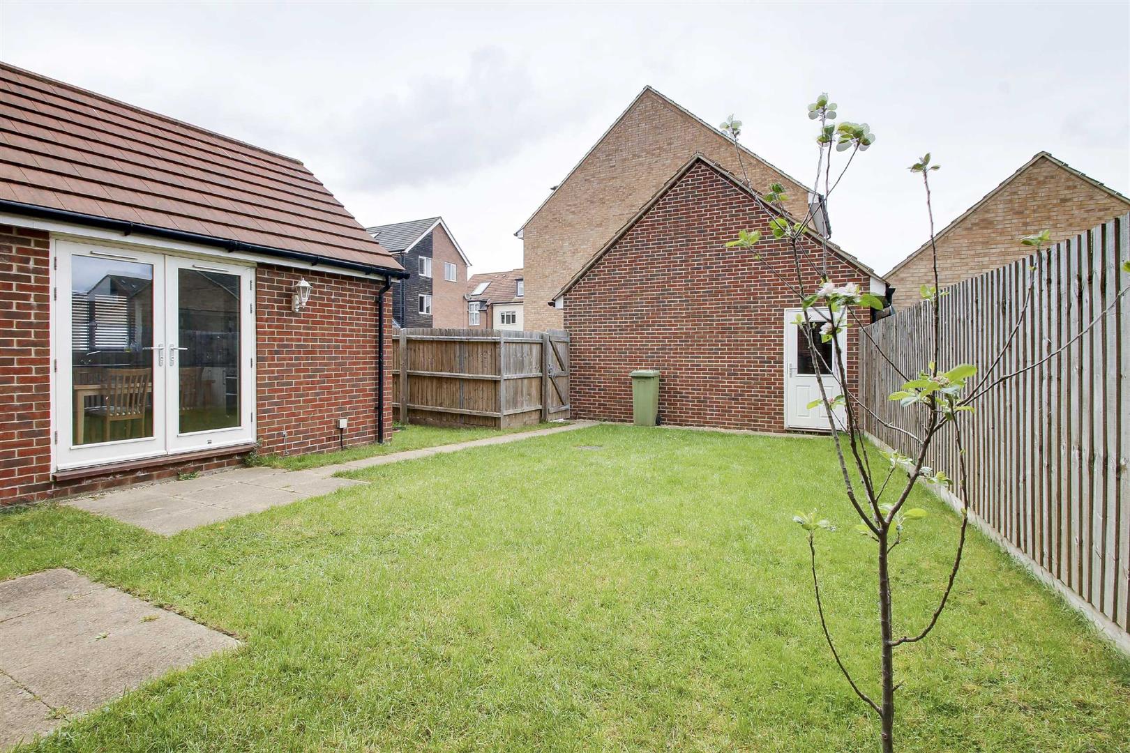 5 bed property in Warwick Avenue, Milton Keynes